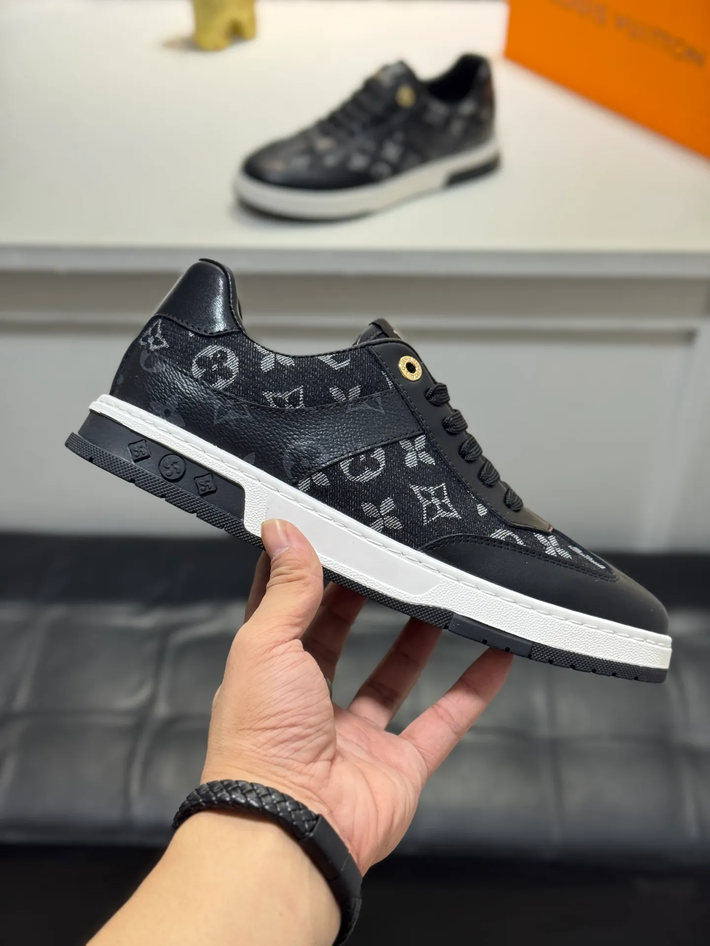 Men's shoes 💰400 [New style] 🐛🐛Top original order - Louis Vuitton®️ Trendy and fashionable yet low-key men's casual shoes, uppers made of LV denim spliced ​​with cowhide, comfortable and breathable, sheepskin lining, original rubber outsole, two colors available ~ a must-have for stylish men. Size: 38-44 (45 customized